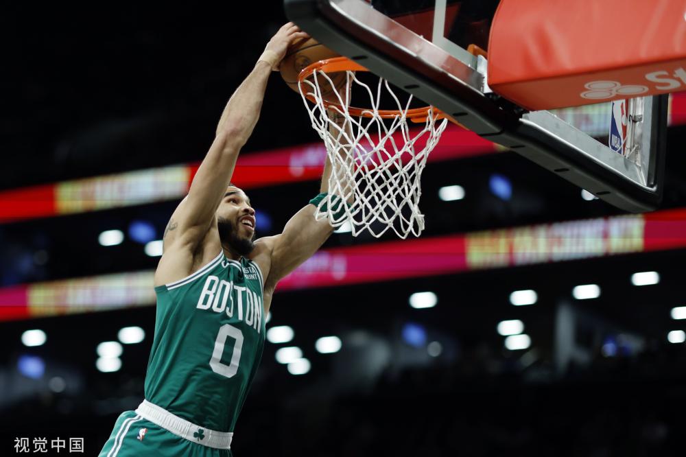 在赛场上摩 在赛场上摩