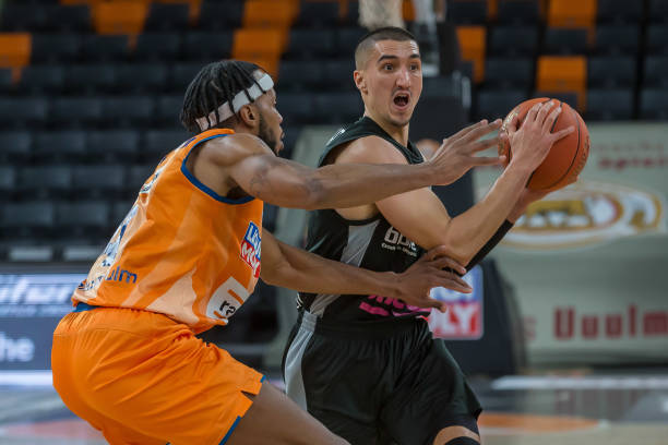 势相当胶着 势相当胶着